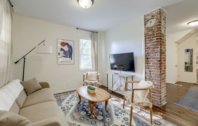 Charming 2 Bedroom with Fenced Yard & Parking Near Old Market!