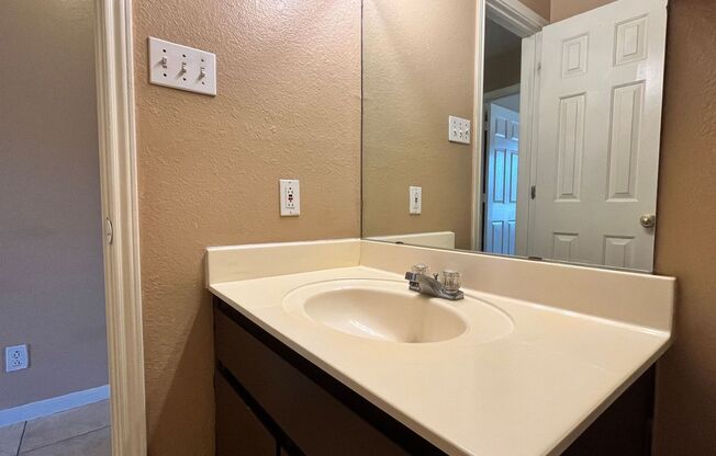 2 beds, 1 bath, $695, Unit 1007 Circle M Drive - Unit C