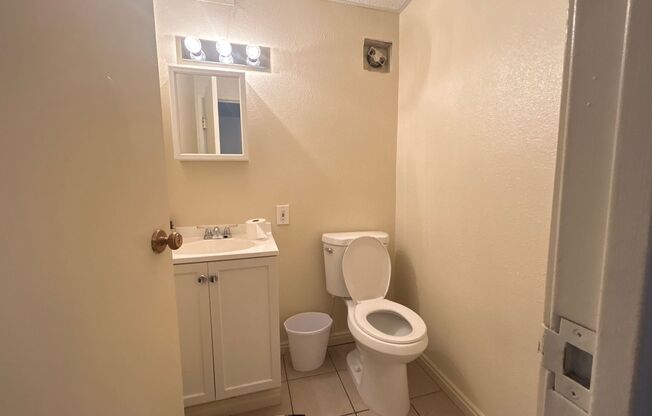 1 bed, 1 bath, $450, Unit Room 6