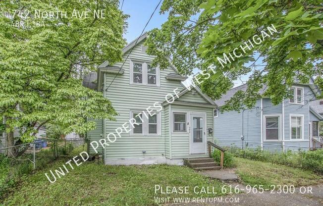 742 N AVE NE