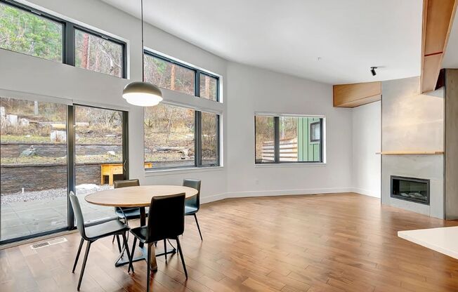 Beautiful Modern Condo in Rattlesnake