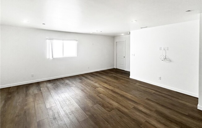 1607 W 207 ST