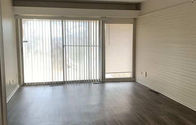 2 beds, 1 bath, 764 sqft, $875, Unit 15B