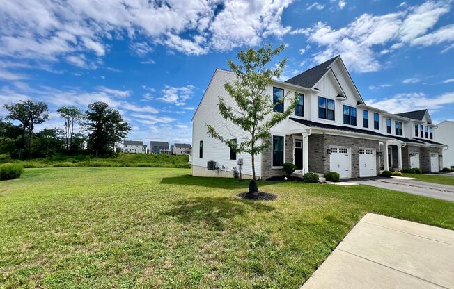 Gorgeous 3-Bedroom Townhome with Garage in Cheltenham! Available NOW!