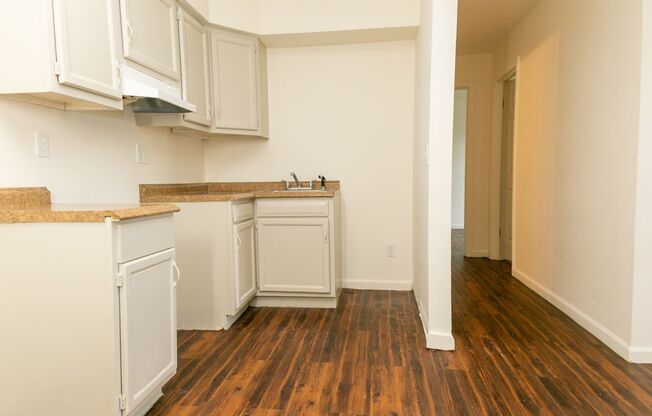 2 beds, 1 bath, $1,400, Unit #4