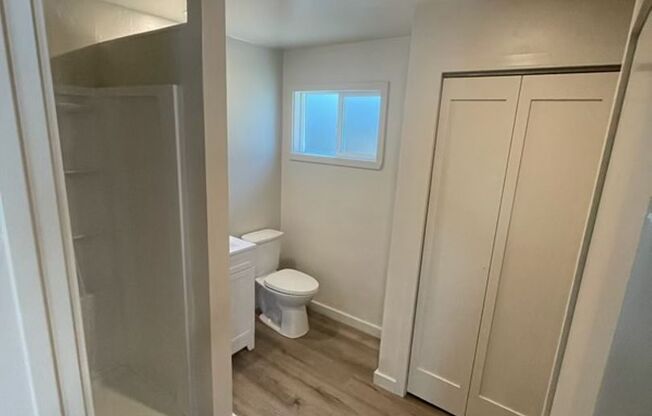 1 bed, 1 bath, $1,400, Unit 1050 Warner Ave