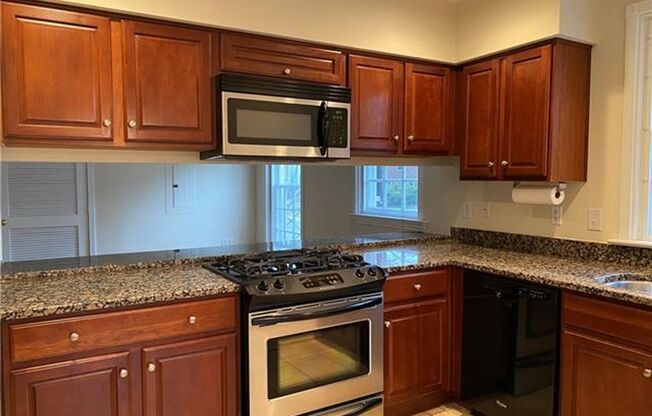 3 beds, 2.5 baths, 1,530 sqft, $2,600, Unit Unit #4