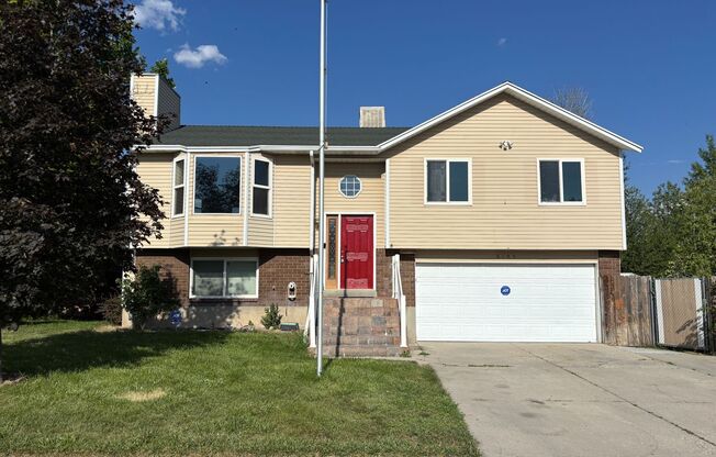 Spacious Split Level in Kearns!