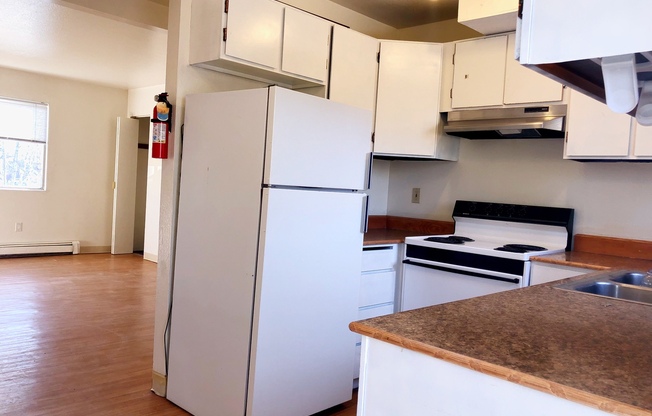 2 beds, 1 bath, $1,300, Unit 04