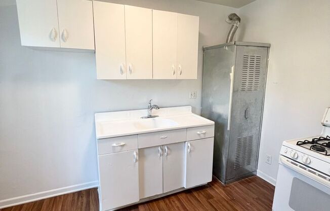 Spacious 2BD/1BA, 1BD/1BA, Studio/1BA(All Utilities Pay)-Cute Efficiency-Great Location