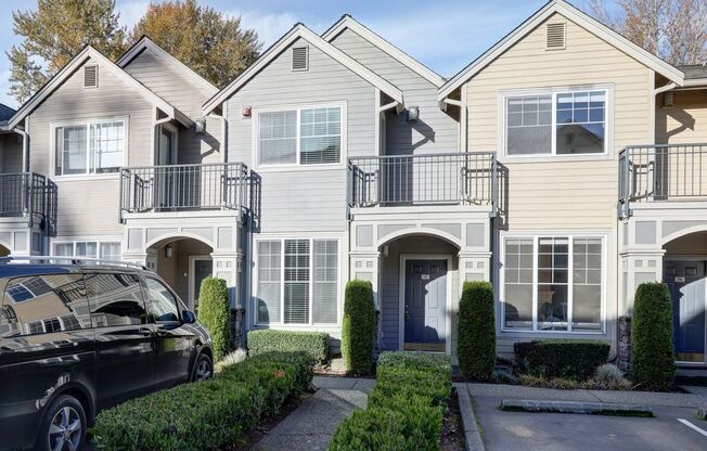 Luxury 2BR 2.5BA Townhouse Style Condo @ Lochshire on Forbes Creek