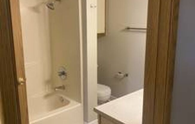 1 bed, 1 bath, 717 sqft, $1,370, Unit A21