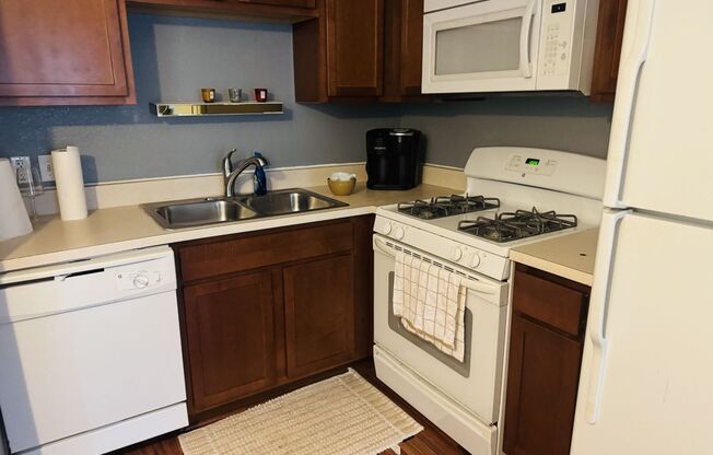 1 bed, 1 bath, 500 sqft, $995, Unit 429 Shadowpoint B