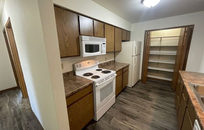 3 beds, 1 bath, 1,040 sqft, $1,695, Unit 3156-208