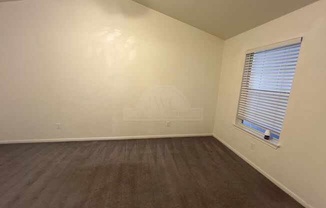 2 beds, 1 bath, $699, Unit 601 Main St N. Unit I