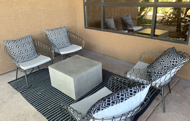 Resident Outdoor Seating Area at Apartments in North Phoenix AZ