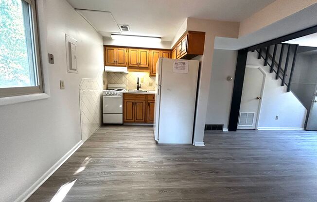 2 beds, 1 bath, $1,150, Unit E