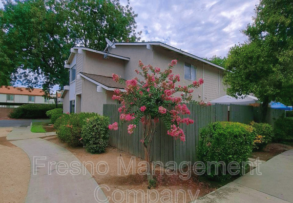 4765 N CEDAR AVE