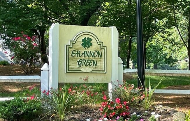 **MOVE IN SPECIAL!**Beautiful 2 Bed 2 Bath Condo close to UNCC!