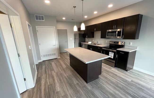 2 beds, 2 baths, 956 sqft, $1,595, Unit 524