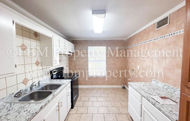 2 beds, 1 bath, $875, Unit 8