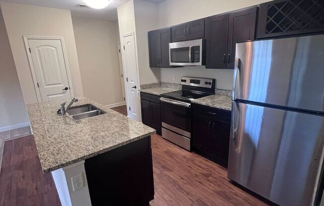 2 beds, 1 bath, 862 sqft, $1,095, Unit 411-108