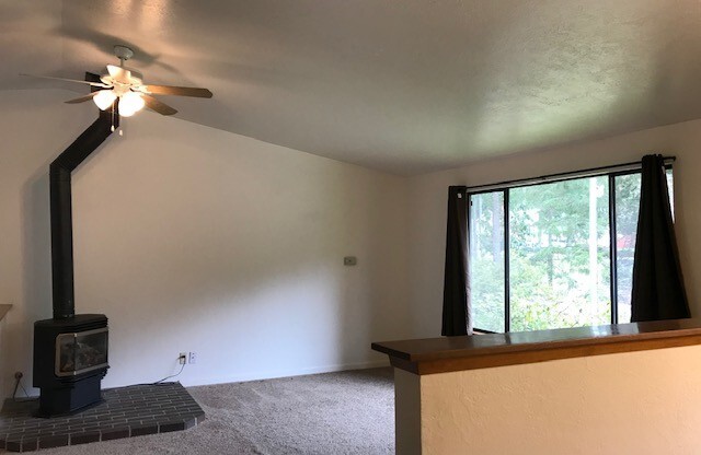3 bedroom 1.75 bath duplex on the Silverdale/Bremerton boarder.