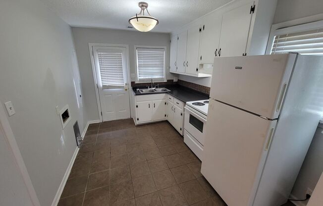 2 beds, 1 bath, $1,250, Unit 167 W Braxton Foushee St