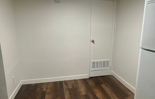 2 beds, 1 bath, 905 sqft, $1,300, Unit 5490-B