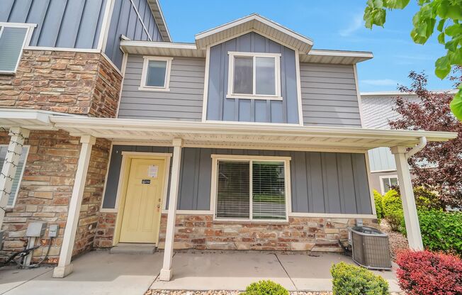 Awesome 2 Story Townhome in Vineyard with attached 2 car garage!