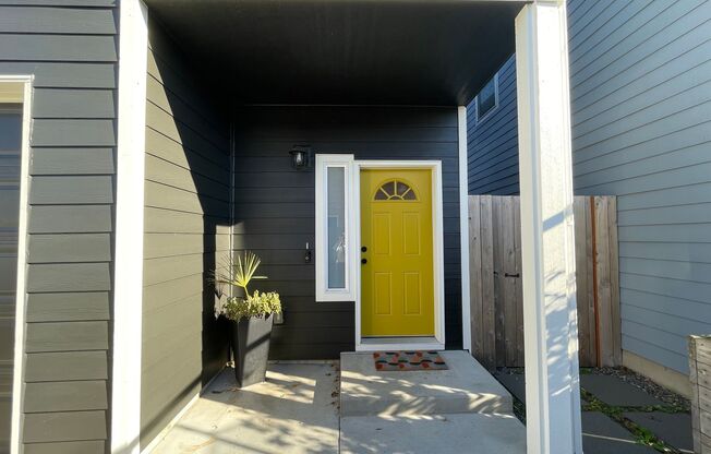 Adorable 3 bed, 1.5 bathroom Home in SE Portland! Mill Park Neighborhood! Laundry room, Fenced yard space, Central AC!!