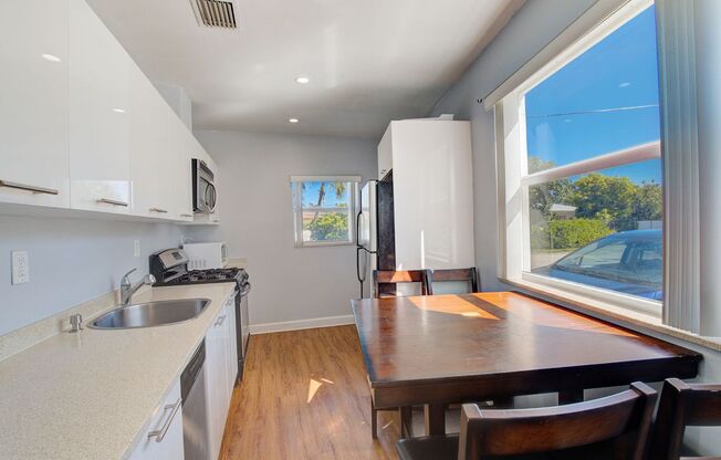 1 bed, 1 bath, 700 sqft, $1,950, Unit 100