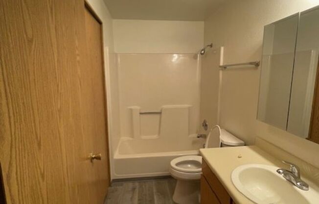 2 beds, 2 baths, 1,027 sqft, $1,450, Unit 40