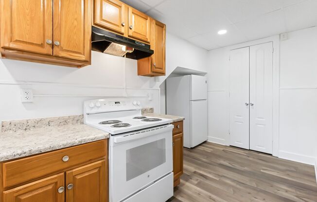 3 beds, 1 bath, $1,275, Unit Apt.1