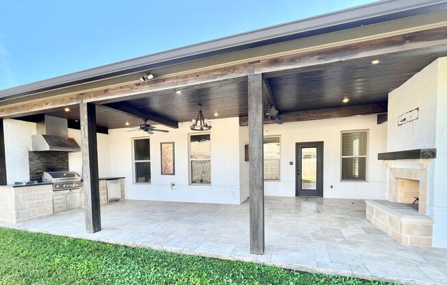 Gorgeous Four Bedroom Home With A Large Outdoor Kitchen