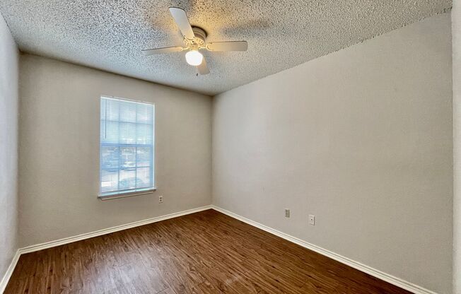 2 beds, 1 bath, $990, Unit 5