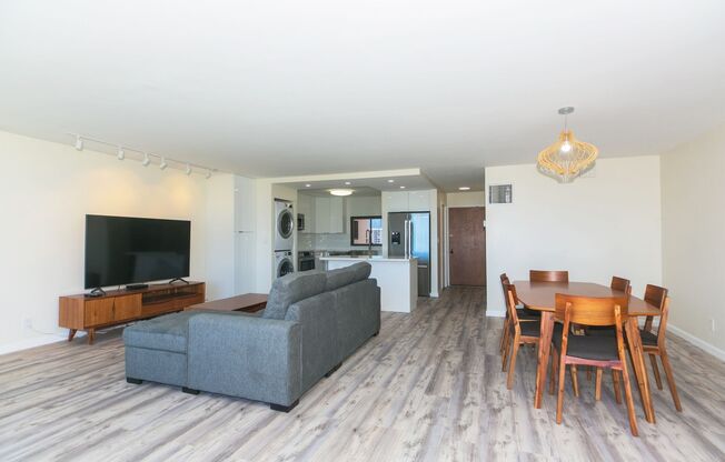 Canterbury Place - Fully renovated with high-end appliances and fixtures, this luxury 2 bedroom, 2 bath on the 20th floor offers panoramic views of Diamond Head, the ocean, and Waikiki Beach.