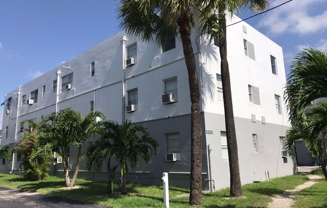 3 beds, 1 bath, 880 sqft, $2,300, Unit 5200-9