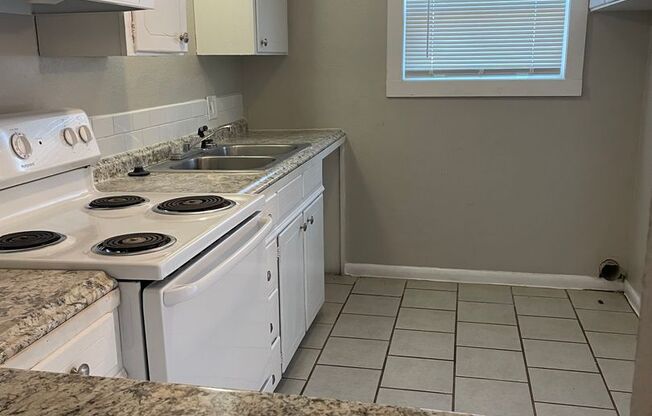 2 beds, 1.5 baths, 1,000 sqft, $750, Unit B