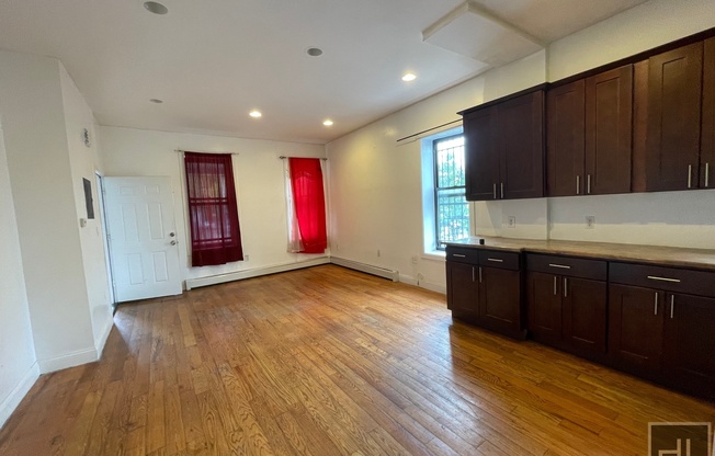 130 DUMONT AVE