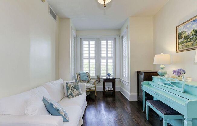 Spacious & Charming Victorian Row House in Burleith-Moments from Georgetown!