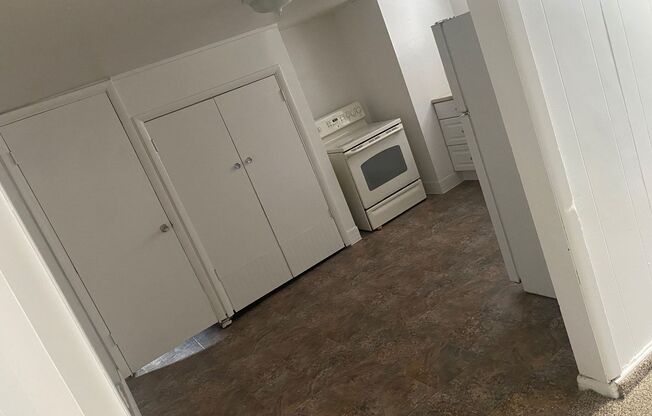 2 beds, 1 bath, $1,075, Unit 137 W