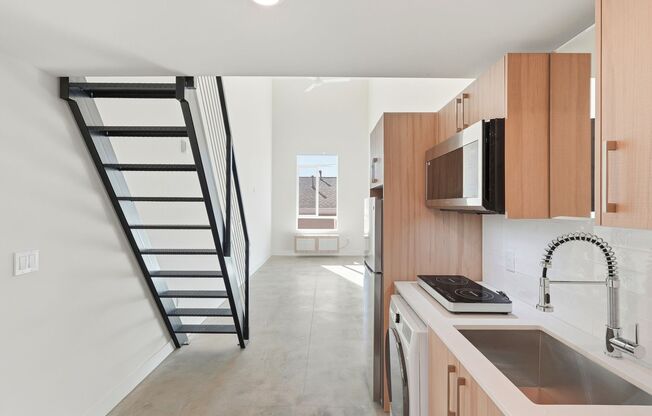 Studio, 1 bath, 320 sqft, $1,911, Unit 202-A