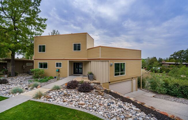 Large 4 bedroom home with Garage - ALL UTILITIES INCLUDED