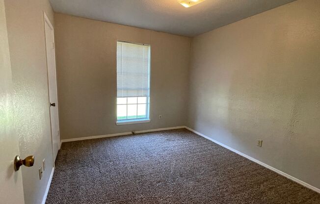 3 beds, 1 bath, $950