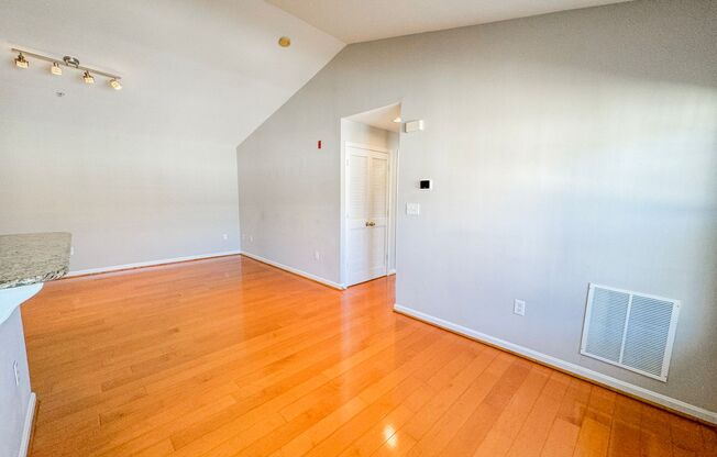 Amazing 3 bed 2 Bath Penthouse With Balcony In Vibrant Leesburg Gateway Community - Water Included