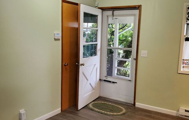 3bd/1.5ba Completely Remodeled House with HUGE FULLY FENCED BACK YARD!