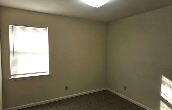 2 beds, 1 bath, $1,250, Unit Apt 25