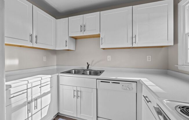 *MOVE IN READY* 3 Bed, 2 Bath Condo, Close to Uptown!!!