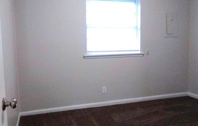3 beds, 1 bath, 775 sqft, $850, Unit 415-17 Winfield-415 Winfield